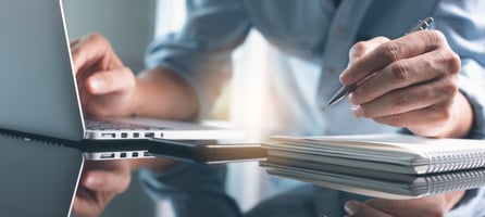 homem fazendo anotações