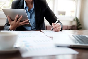 homem cuidando de papelada